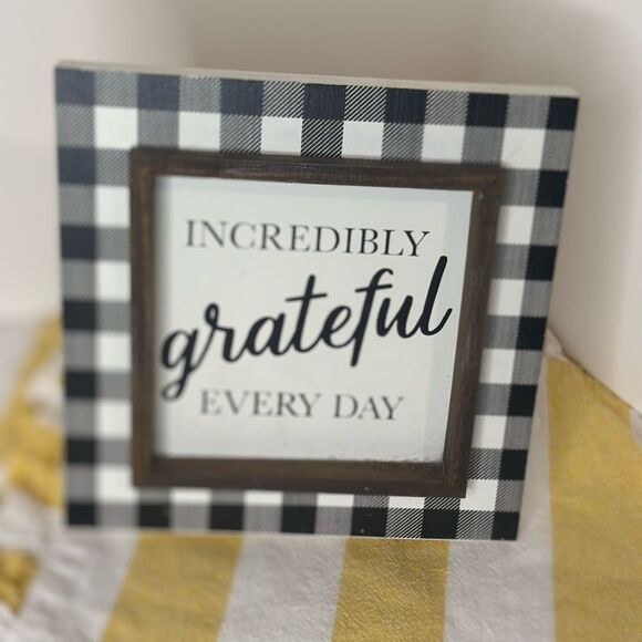 Black and White Plaid Grateful Sign - Picture 3 of 3